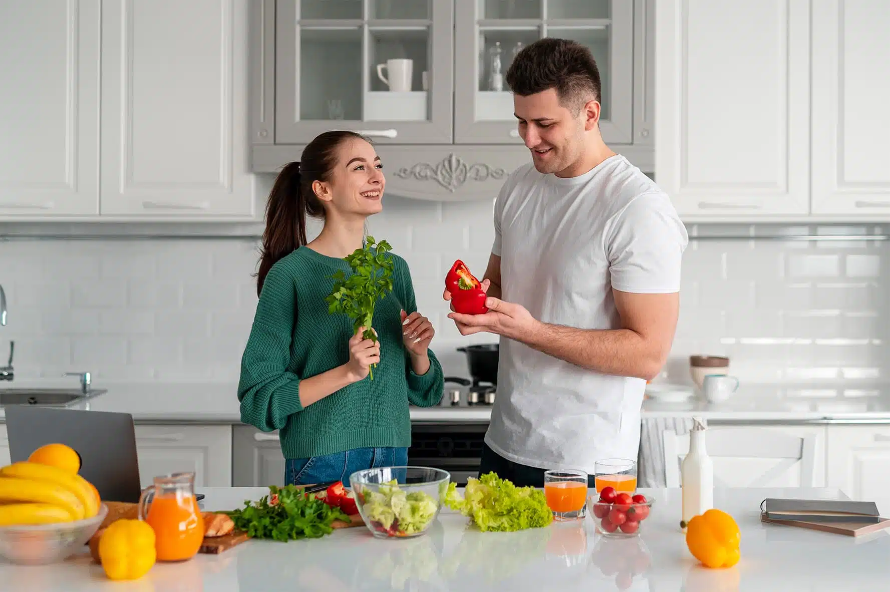 Preparando el desayuno en pareja
